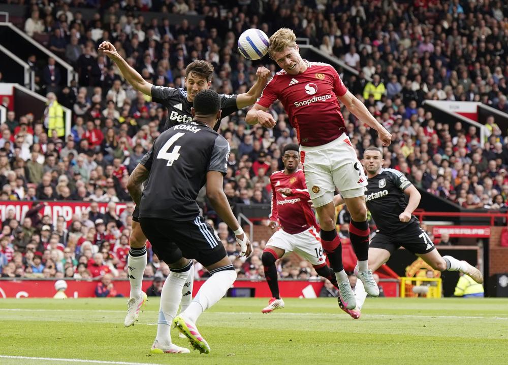 记者晒视频：钟义浩现场观看海牛比赛，海牛进球后他兴奋鼓掌